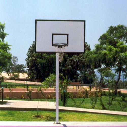 Ejemplo de colocación de tablero de basketball de fiberland