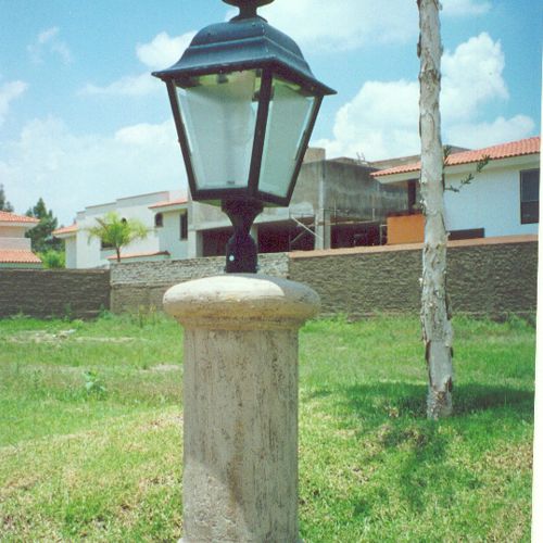 Farol y columna de fibra de vidrio en un condominio