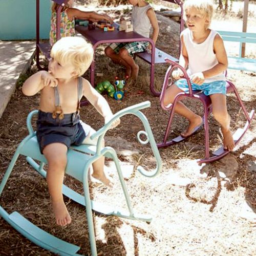 Niño jugando con Caballito montable de Aluminio, modelo Adada