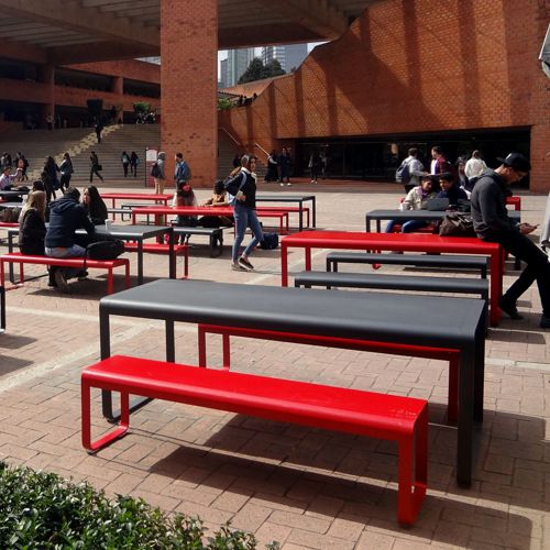 Mesas con bancas de aluminio para exterior en la IBERO de la CDMX modelo Bellevie