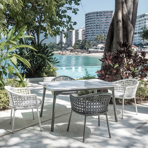 Comedor en una terraza con sillas Caleta combinando dos colores