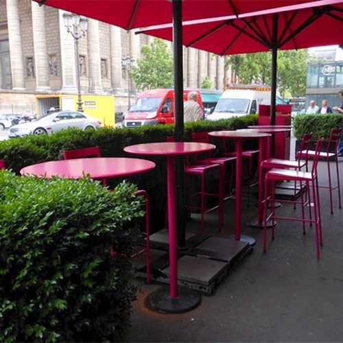 Mesas rosas Concorde en cafeteria de Europa