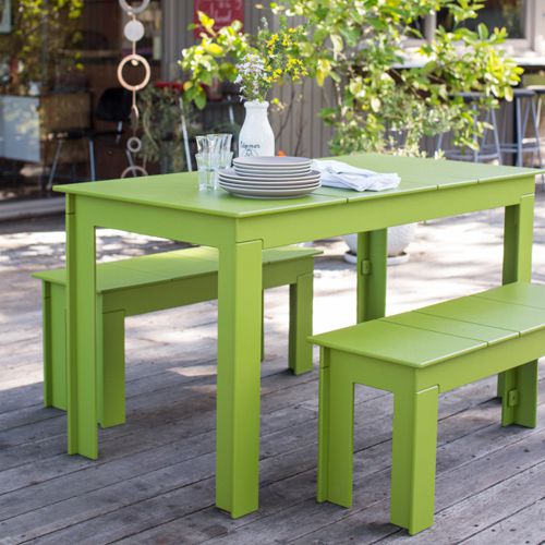 Muebles de plastico para exterior de colores y reciclados fabricados por Loll Designs