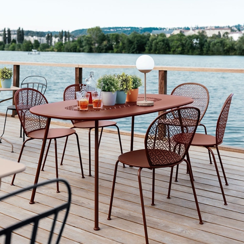 Comedor de Jardin o terraza modelo Lorette frente a una laguna