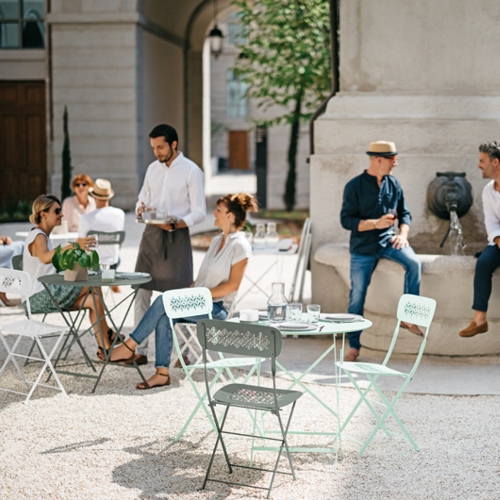 Plaza francesa con muebles de acero plegables Lorette en colores pasteles