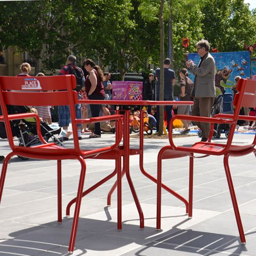 Mesas Petale en la Plaza de la Republica en Francia