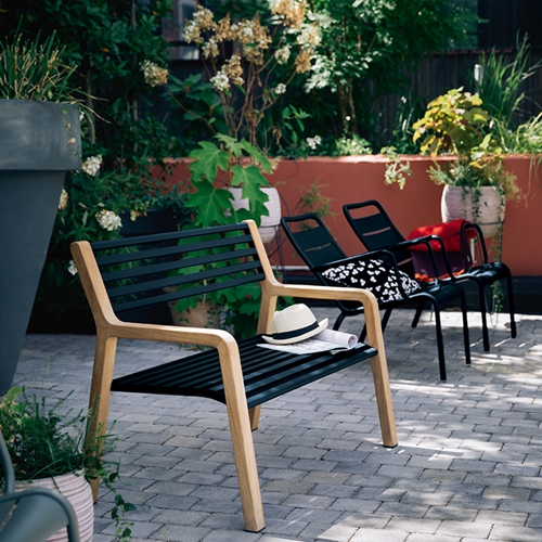 Banca de teca y aluminio Somerset en una terraza