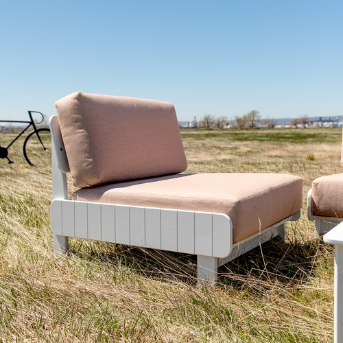 Sillón Sunnyside al exterior en un jardin o campo