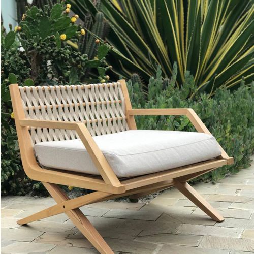 Sillón Uirapuru de diseñador en una terraza al exterior