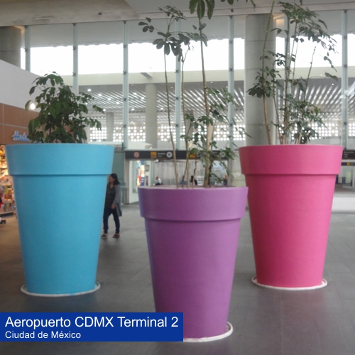 Macetas gigantes de fibra de vidrio en el Aeropuerto T2 de la CDMX